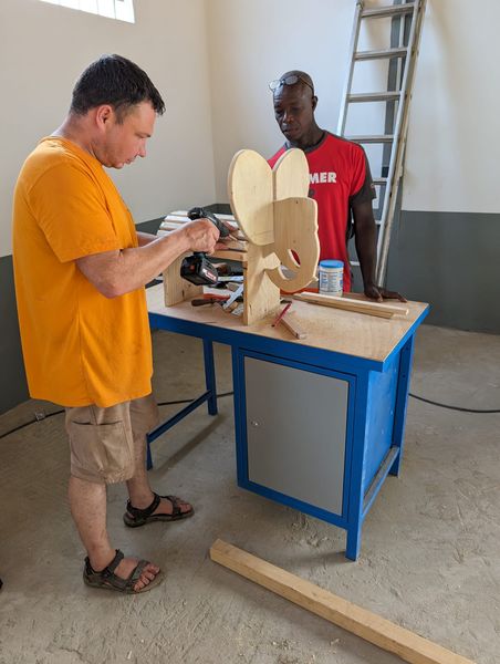 Rdi baut das Modell Elefant - Mark schaut ihm genau zu.jpg